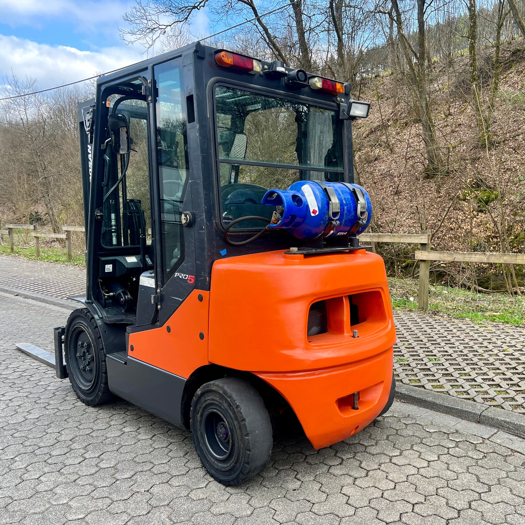 DOOSAN G25E-5 Pro Gasstapler 2,5 t Triplex 4,6 m Gabellänge 1600 mm