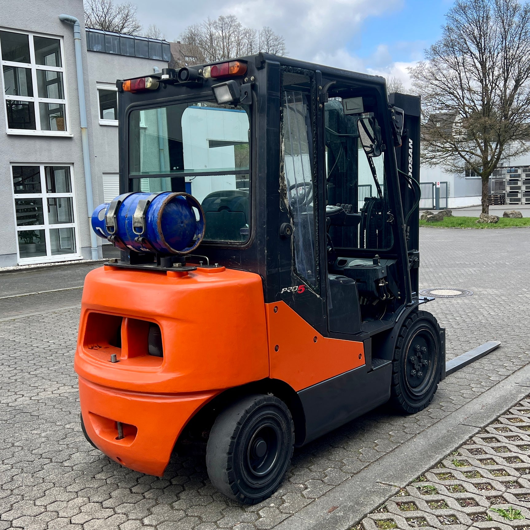 DOOSAN G25E-5 Pro Gasstapler 2,5 t Triplex 4,6 m Gabellänge 1600 mm