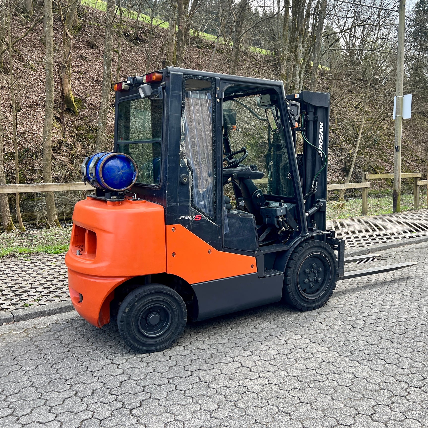 DOOSAN G25E-5 Pro Gasstapler 2,5 t Triplex 4,6 m Gabellänge 1600 mm
