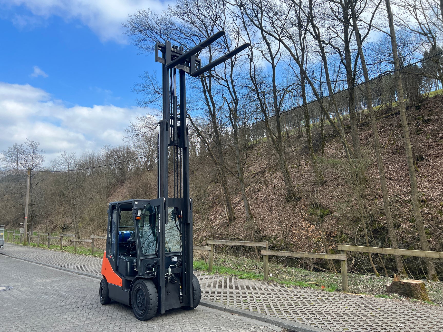 DOOSAN G25E-5 Pro Gasstapler 2,5 t Triplex 4,6 m Gabellänge 1600 mm