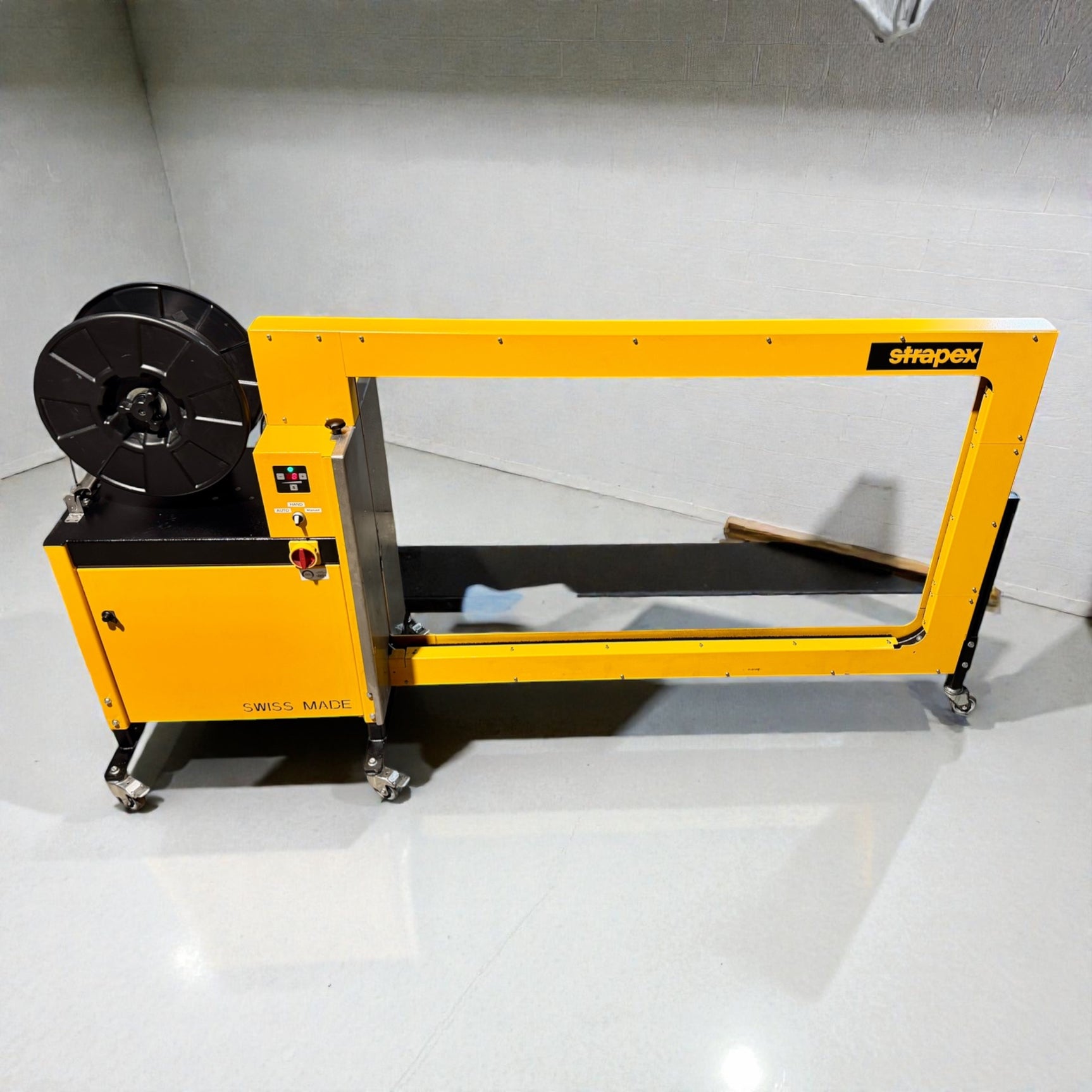 Strapex SMG 65 automatische Umreifungsanlage mit Fördertechnik und modularen Gliederbandförderanlage