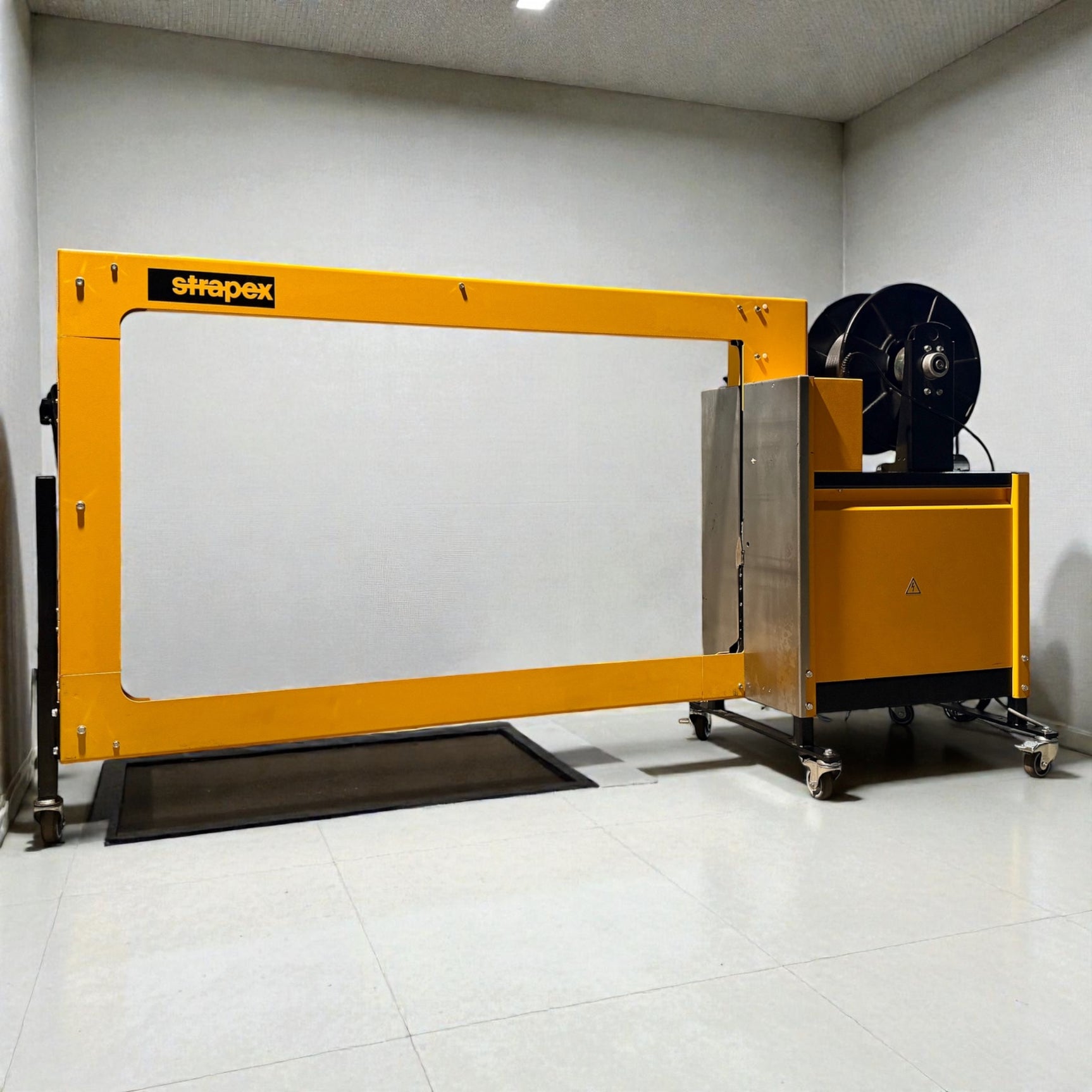 Strapex SMG 65 automatische Umreifungsanlage mit Fördertechnik und modularen Gliederbandförderanlage