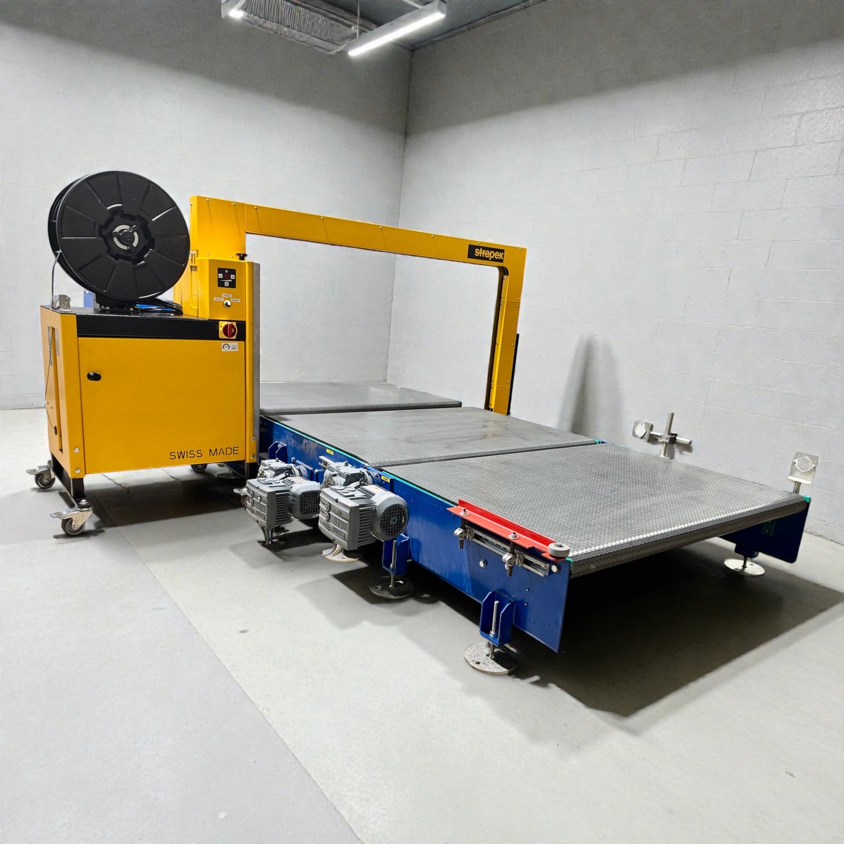 Strapex SMG 65 automatische Umreifungsanlage mit Fördertechnik und modularen Gliederbandförderanlage