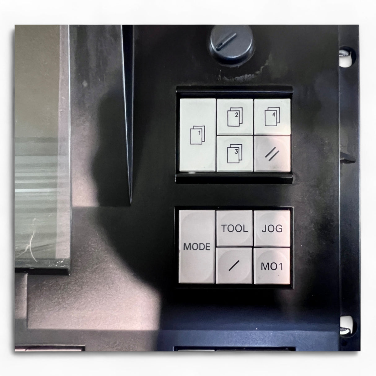NUM CNC-Bedienfeld mit integriertem Display und Tastatur – Art.-Nr. 10 10 86