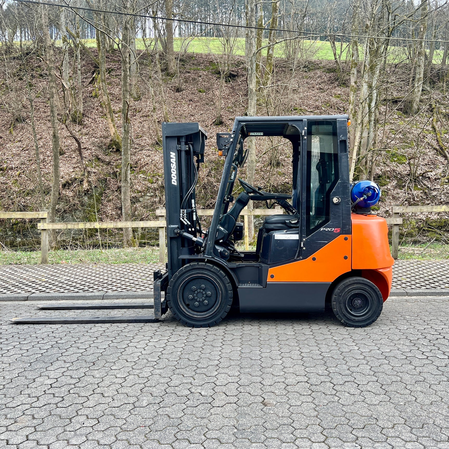 DOOSAN G25E-5 Pro Gasstapler 2,5 t Triplex 4,6 m Gabellänge 1600 mm
