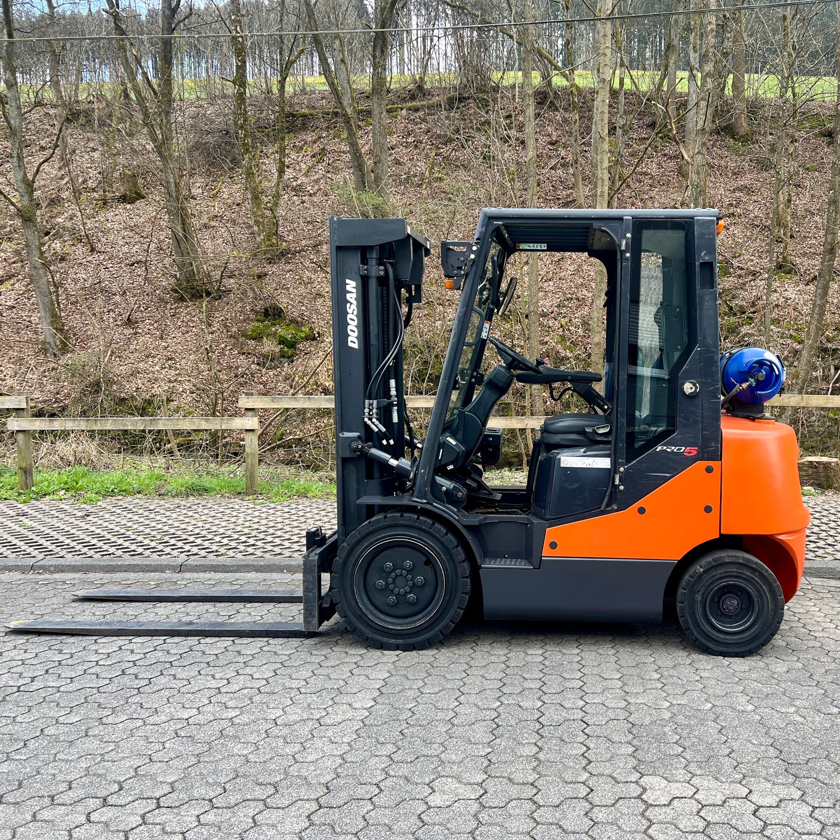 DOOSAN G25E-5 Pro Gasstapler 2,5 t Triplex 4,6 m Gabellänge 1600 mm