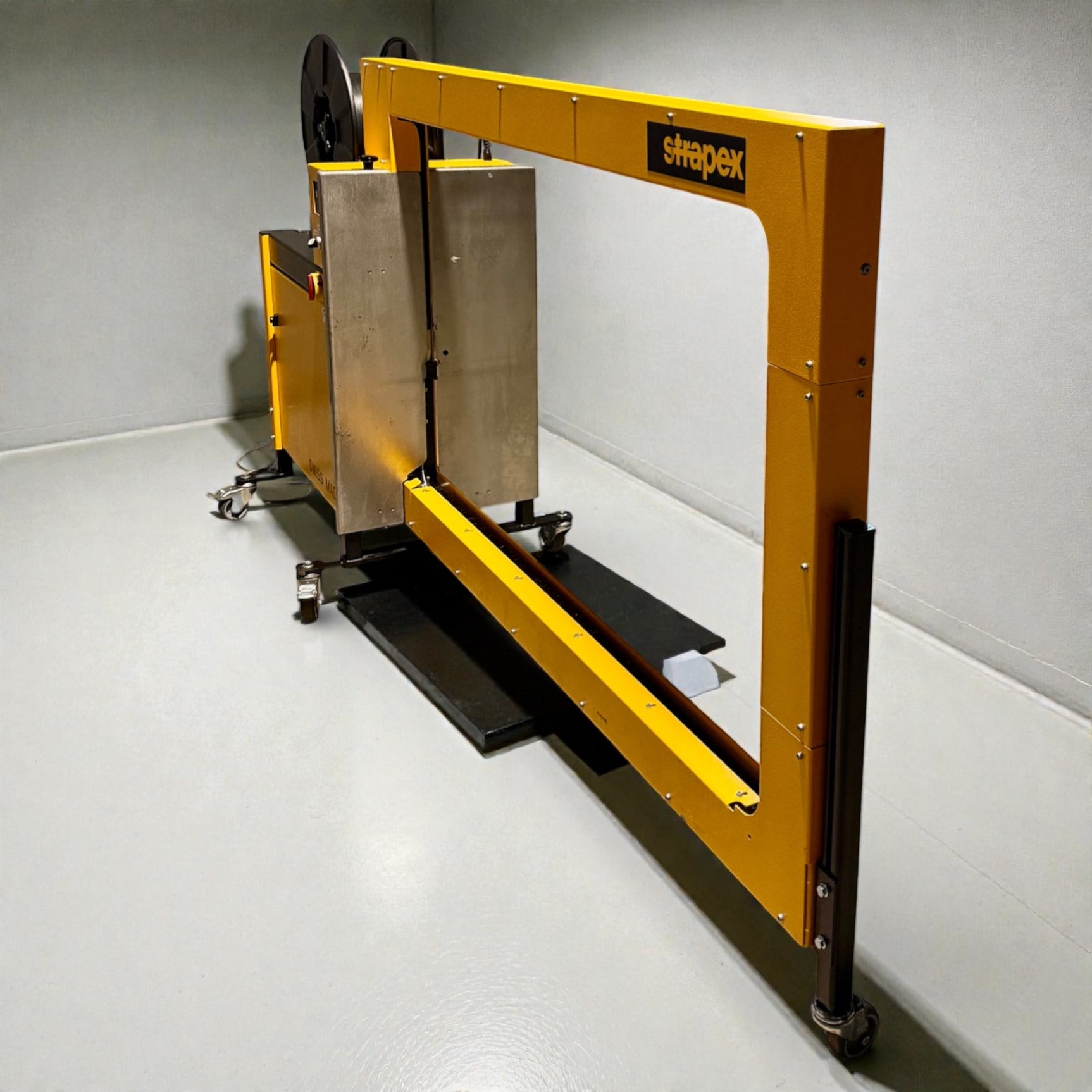 Strapex SMG 65 automatische Umreifungsanlage mit Fördertechnik und modularen Gliederbandförderanlage