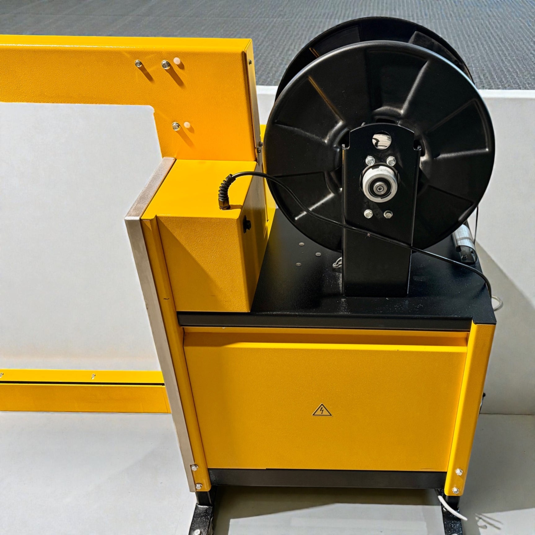 Strapex SMG 65 automatische Umreifungsanlage mit Fördertechnik und modularen Gliederbandförderanlage