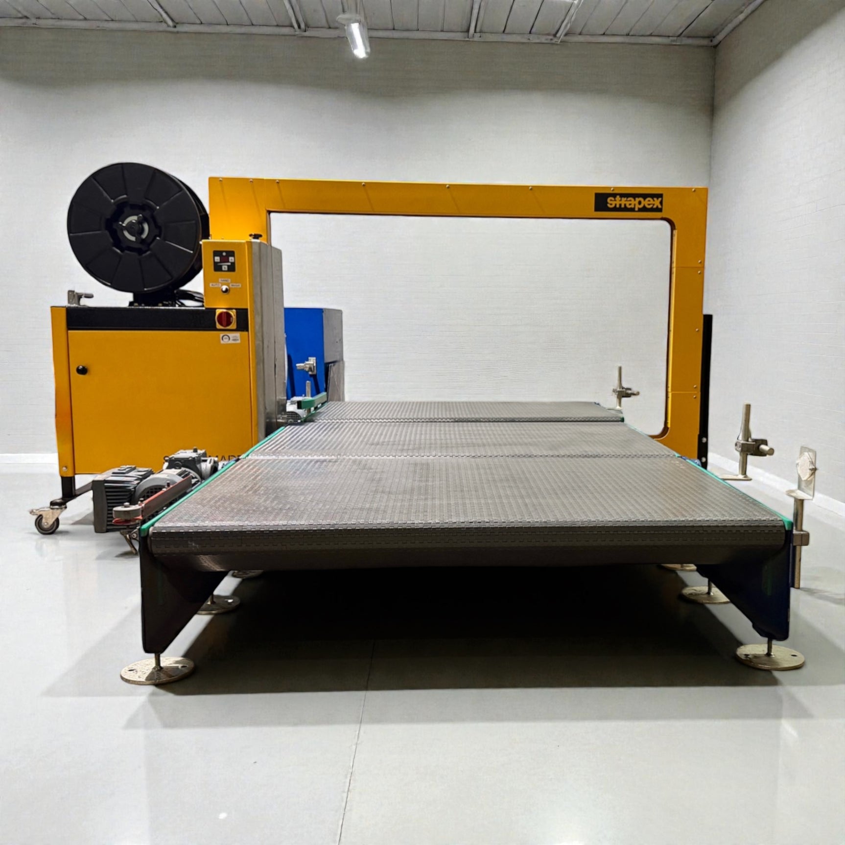 Strapex SMG 65 automatische Umreifungsanlage mit Fördertechnik und modularen Gliederbandförderanlage