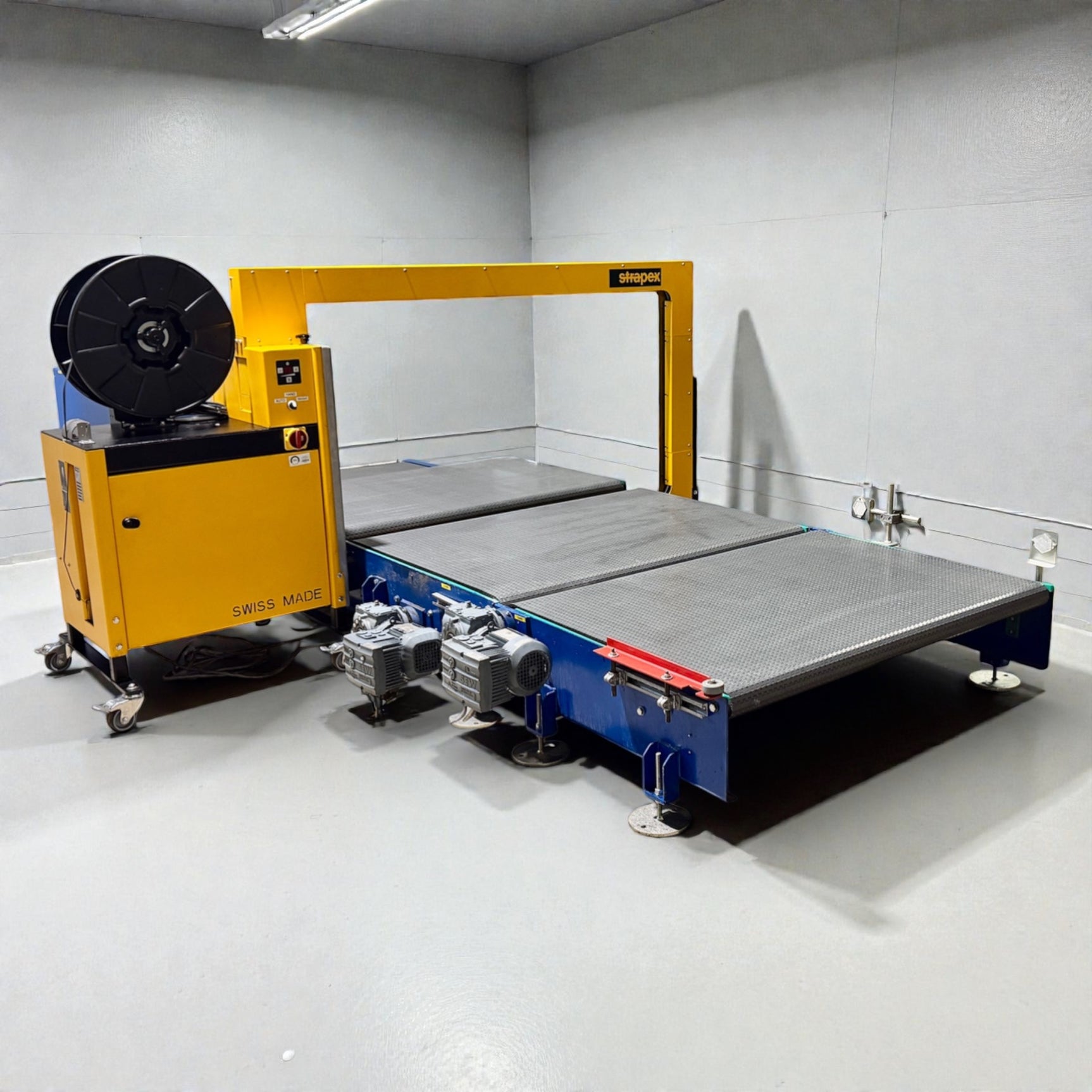 Strapex SMG 65 automatische Umreifungsanlage mit Fördertechnik und modularen Gliederbandförderanlage