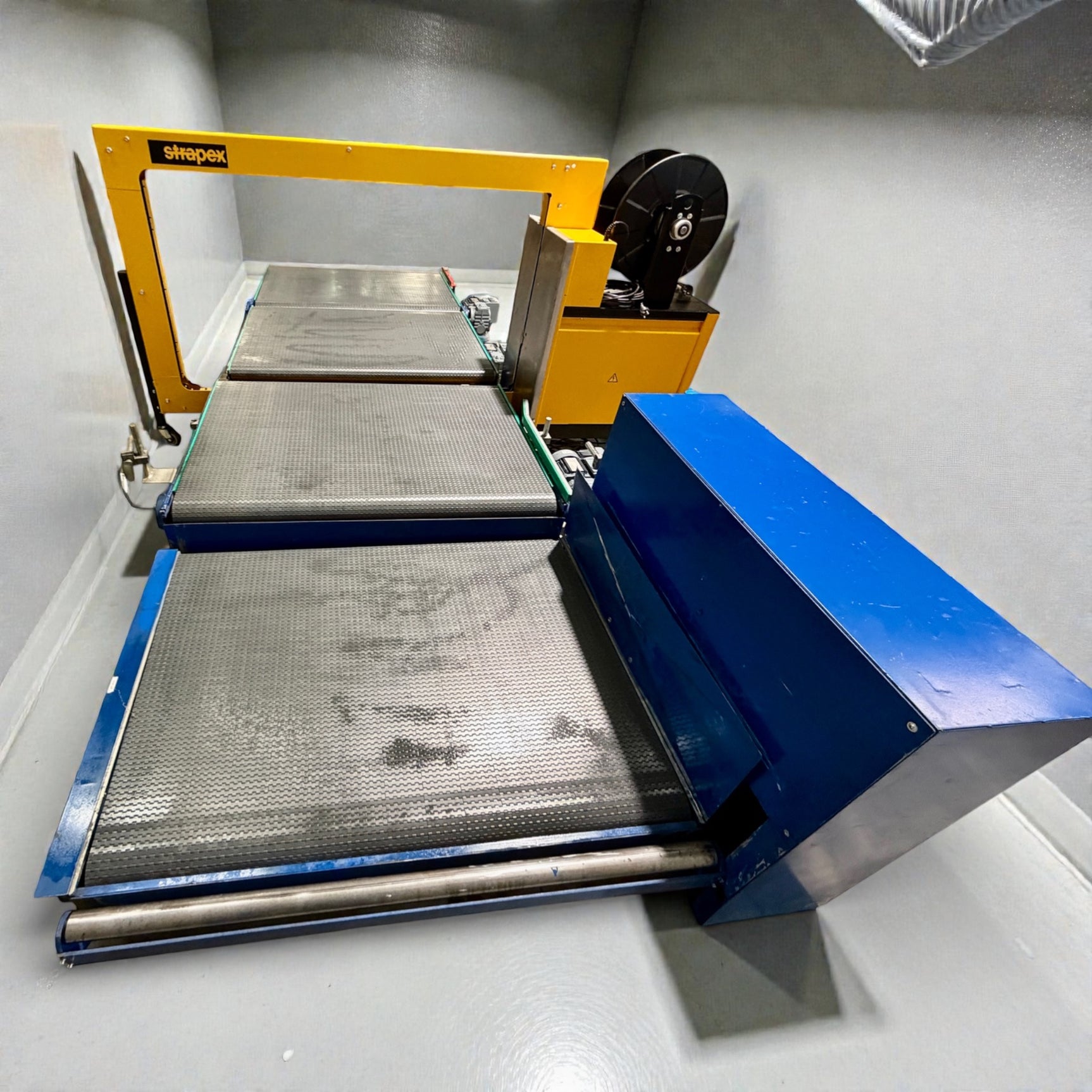 Strapex SMG 65 automatische Umreifungsanlage mit Fördertechnik und modularen Gliederbandförderanlage