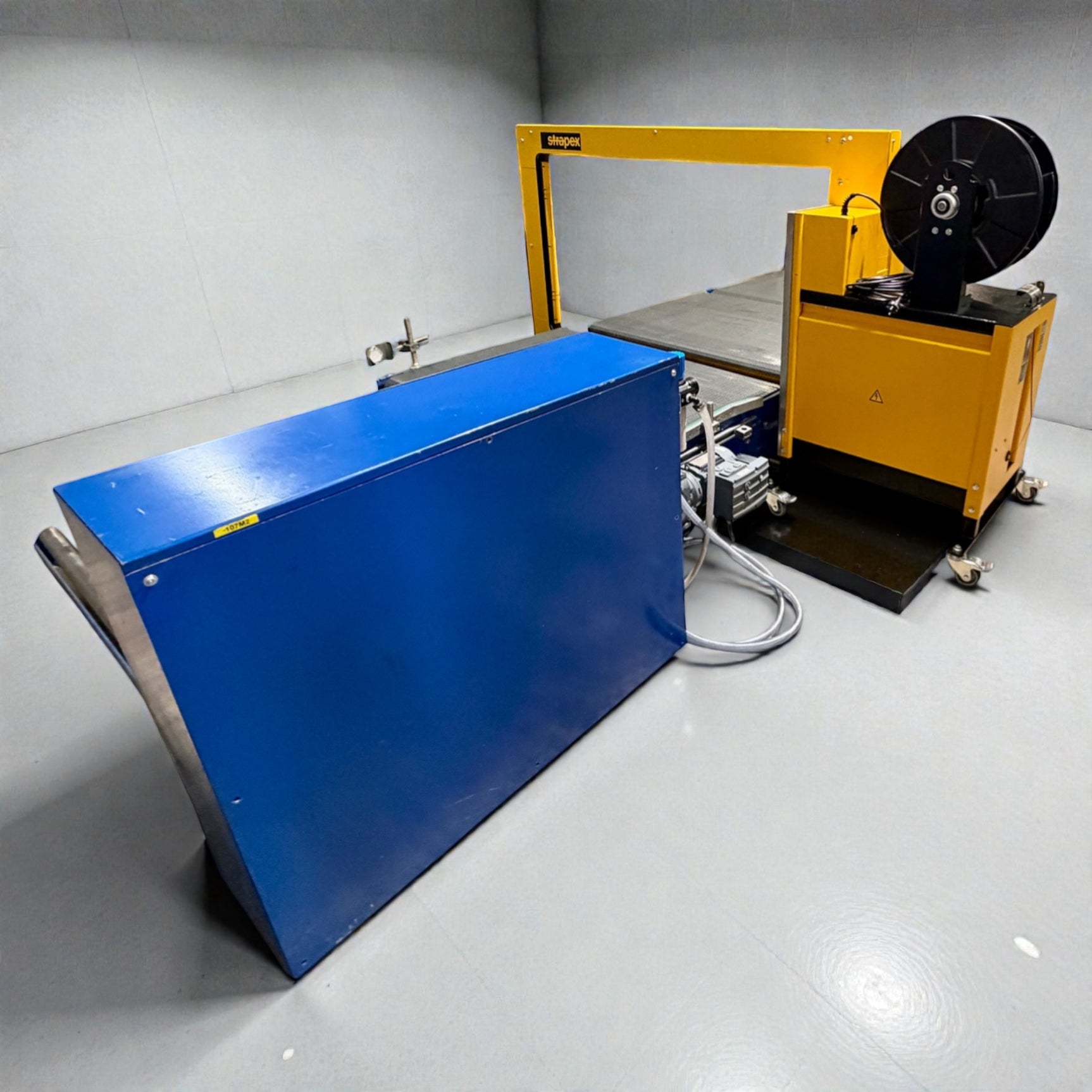 Strapex SMG 65 automatische Umreifungsanlage mit Fördertechnik und modularen Gliederbandförderanlage
