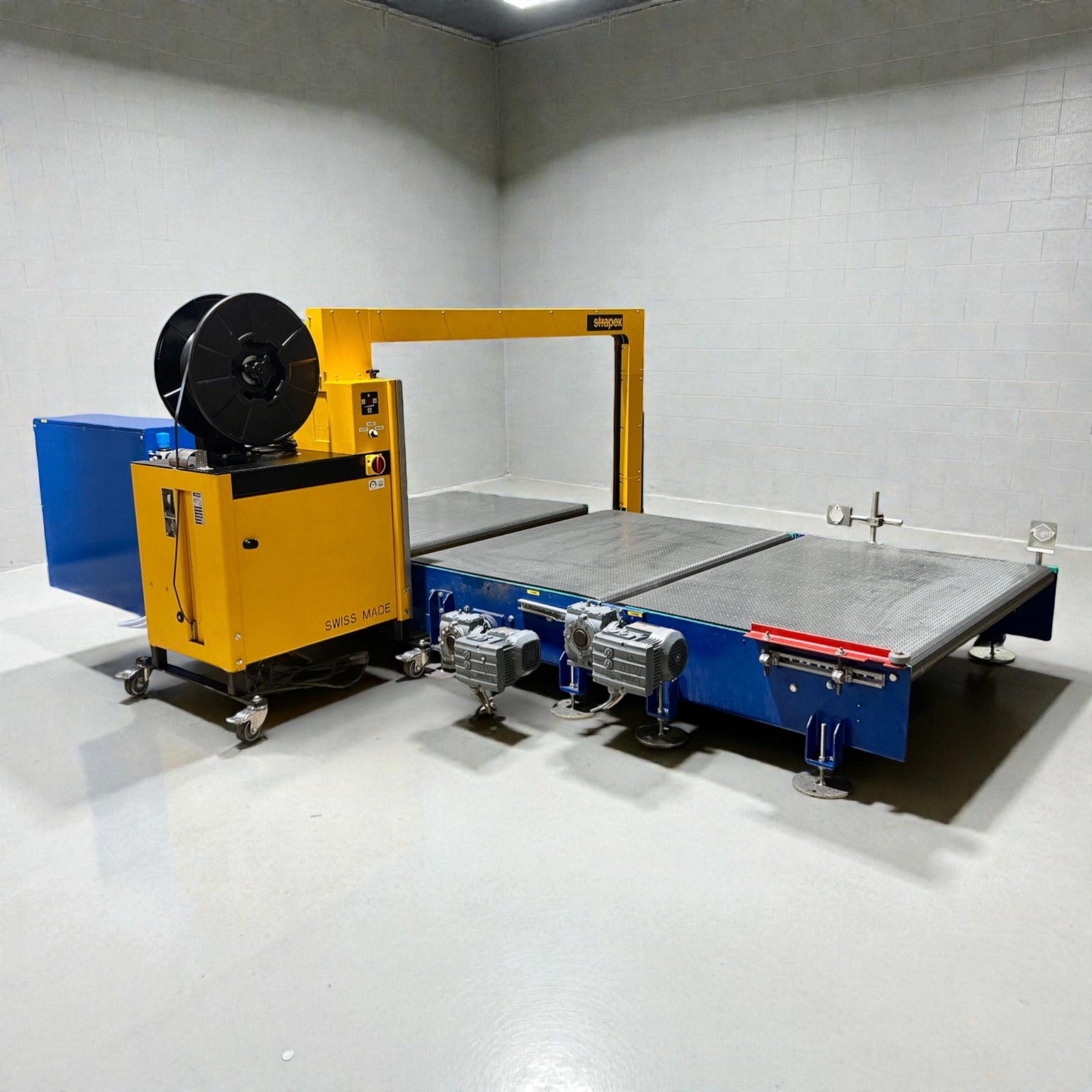 Strapex SMG 65 automatische Umreifungsanlage mit Fördertechnik und modularen Gliederbandförderanlage